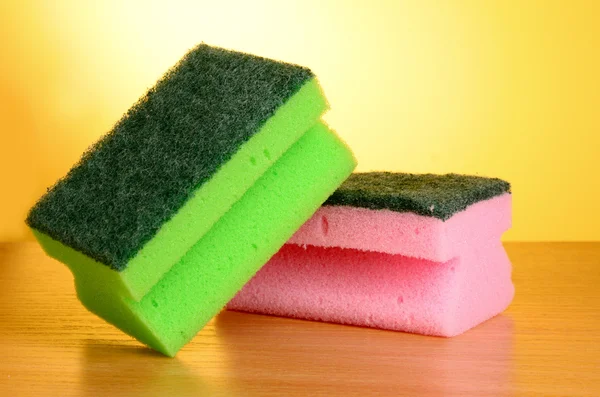 Dos esponjas limpiadoras aisladas en blanco — Foto de Stock