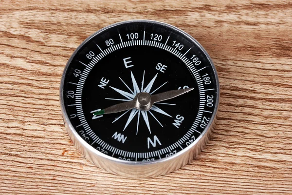 Kompas na dřevěném pozadí — Stock fotografie