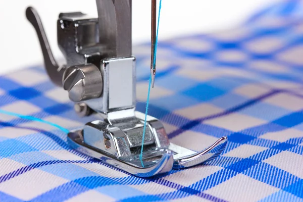 Maszyna do szycia i niebieski tkaniny — Zdjęcie stockowe