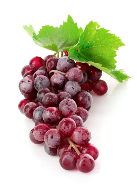 Aglomerado de uvas rosa isolado em branco — Fotografia de Stock
