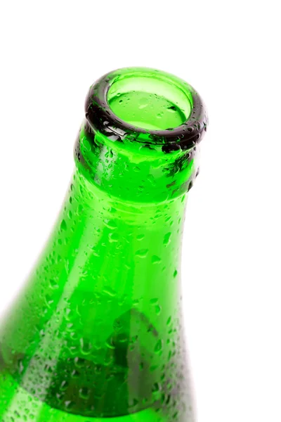 Πυροβολισμό μακρο μπουκάλι μπύρα με σταγόνες νερού που απομονώνονται σε λευκό — Φωτογραφία Αρχείου