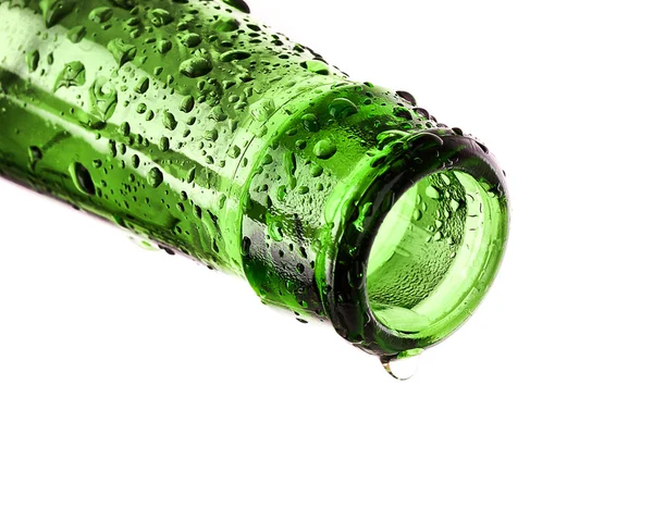Macro shot di bottiglia di birra con gocce d'acqua isolate su bianco — Foto Stock