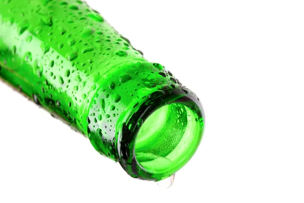 Макроснимок бутылки пива с капельками воды, изолированными на белом — стоковое фото