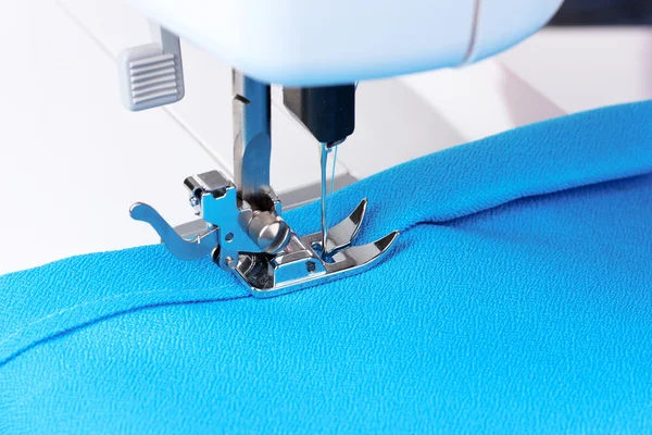 Máquina de costura, tecido azul — Fotografia de Stock