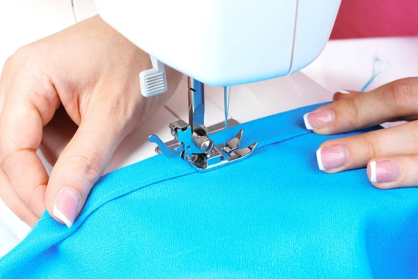 Швейная машина, синяя ткань — стоковое фото