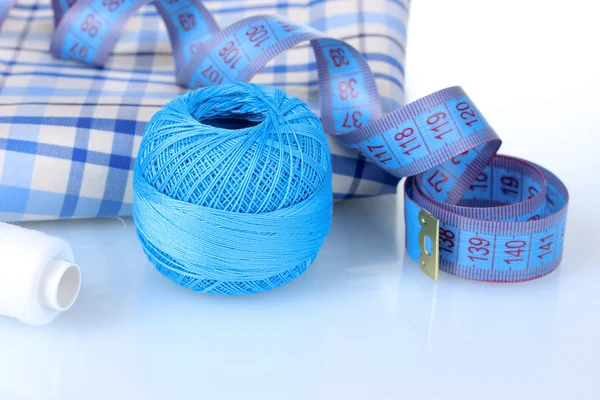 Fio azul brilhante, tecido, fita de cetim e fita métrica — Fotografia de Stock