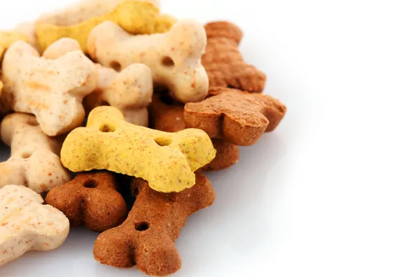 Alimentos secos para cães em forma de ossos isolados em branco — Fotografia de Stock