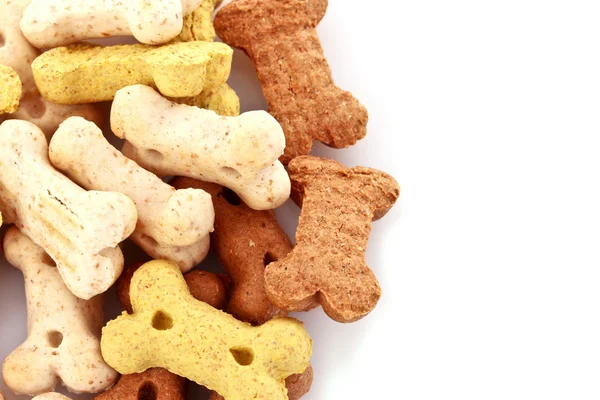 Ξηρά τροφή για σκύλους σε οστά σχήματα που απομονώνονται σε λευκό — Φωτογραφία Αρχείου