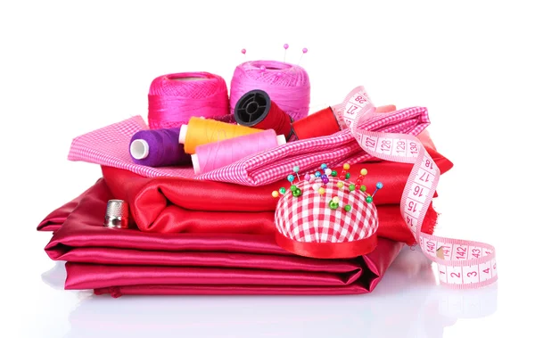 赤とピンクのスレッド、測定テープ、布 — ストック写真