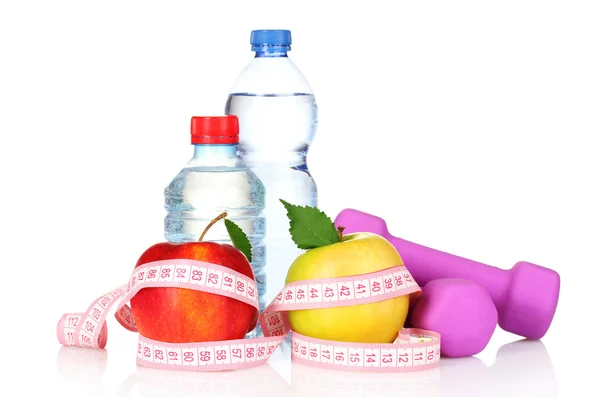 Toalha, maçã com fita métrica, halteres e garrafa de água isola — Fotografia de Stock