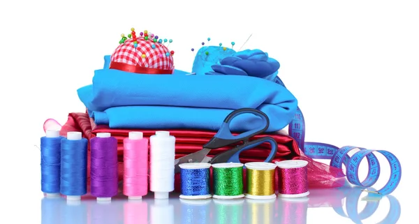 Röd, blå och rosa tråd, band och tyg — Stockfoto