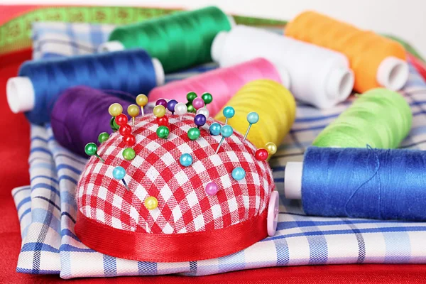 Bright thread, measuring tape and fabric — Stock Photo, Image