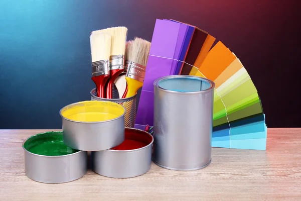 打开罐用明亮的颜色、 画笔和调色板木桌子上 — 图库照片