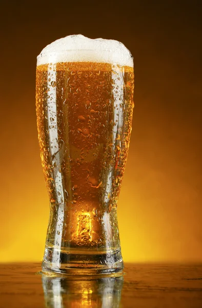 Bicchiere di birra su sfondo scuro — Foto Stock
