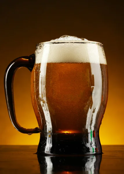 Bierkrug auf gelbem Hintergrund — Stockfoto