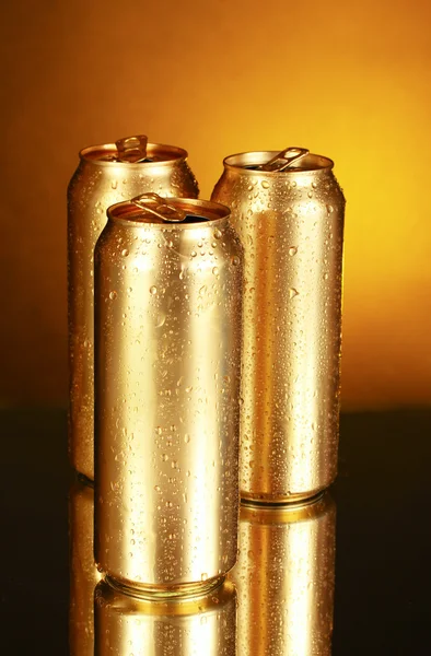 反射と黄色の背景上の黄金のブリキ缶 — ストック写真