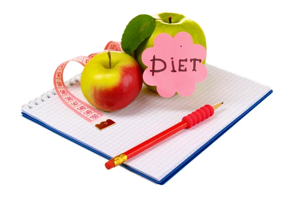 Planning van een dieet. Notebook, potlood en verse appelen geïsoleerd op wit — Stockfoto