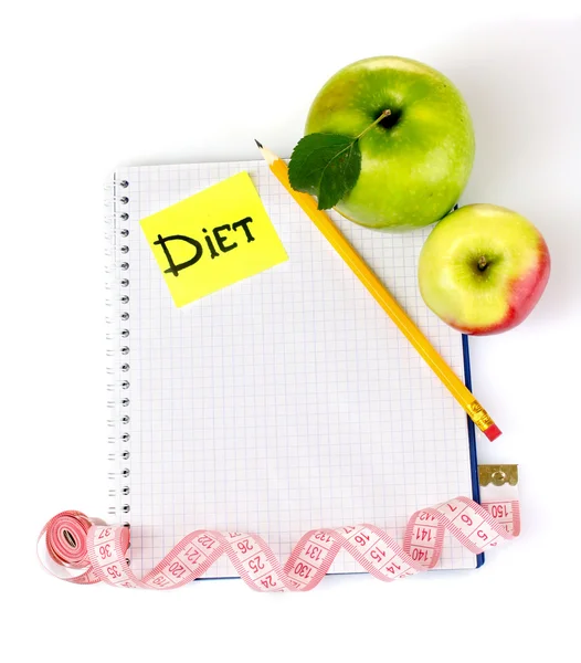 Planung einer Diät. Notizbuch, Bleistift und frische Äpfel isoliert auf weiß — Stockfoto