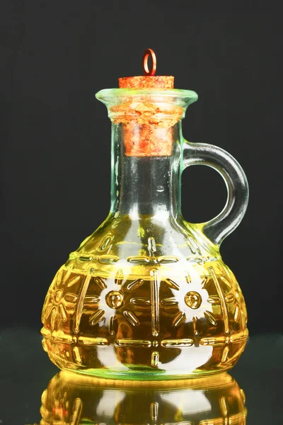 Vaso con olio d'oliva su fondo grigio — Foto Stock