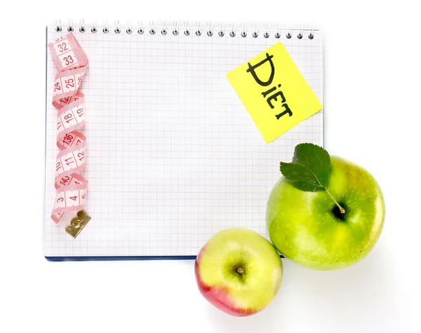 Планування дієти. Блокнот, олівець і свіжі яблука ізольовані на білому — стокове фото