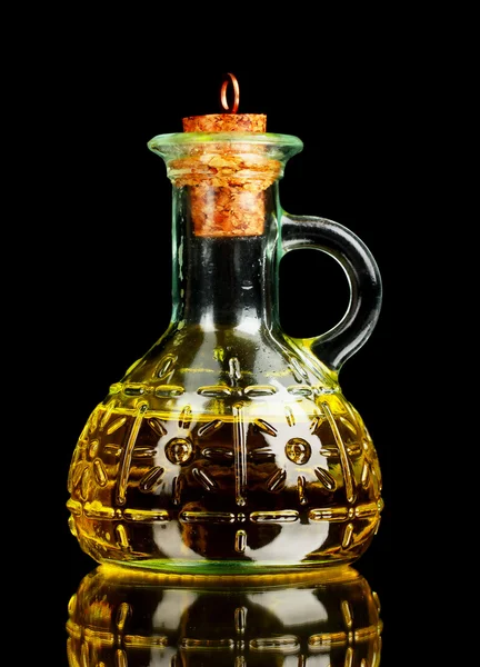 Frasco con aceite de oliva sobre un fondo gris — Foto de Stock