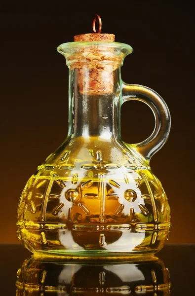 Frasco con aceite de oliva sobre fondo amarillo — Foto de Stock
