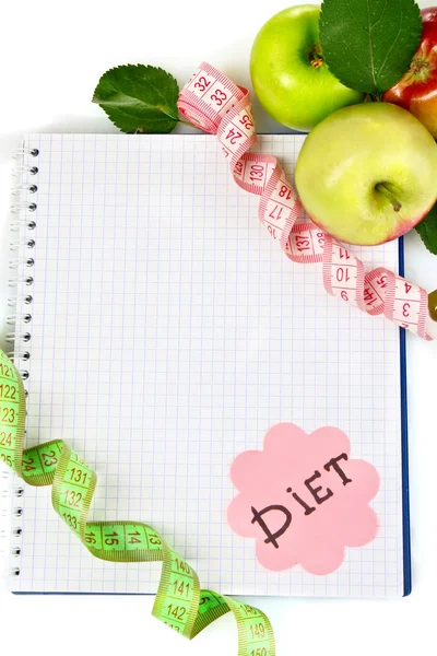 Bir diyet planlama. defter, kalem ve taze elma üzerine beyaz izole — Stok fotoğraf