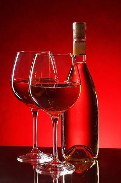 Şarap şişesi ve bardaklar — Stok fotoğraf