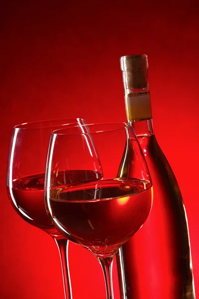 Weinflasche und Gläser — Stockfoto