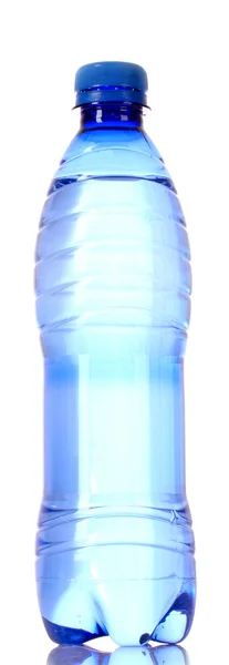 Пляшка води з краплями води на синьому фоні — стокове фото