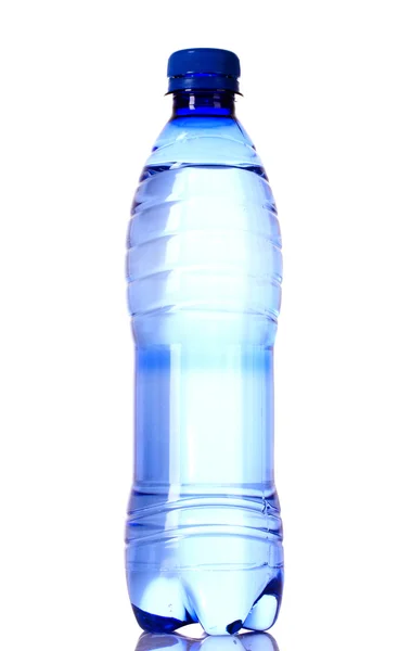 Fles water met water druppels op blauwe achtergrond — Stockfoto