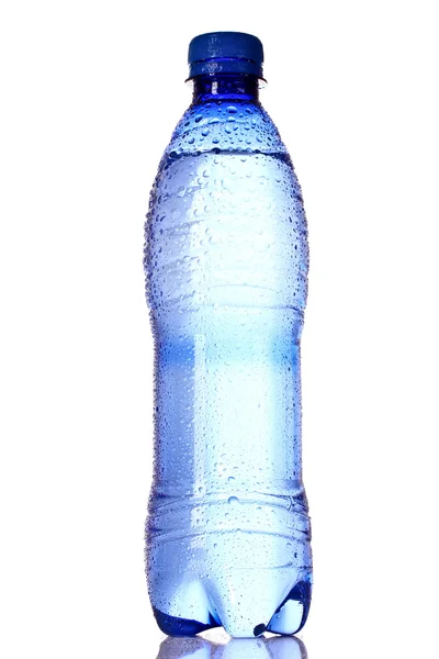 Garrafa de água com gotas de água no fundo azul — Fotografia de Stock