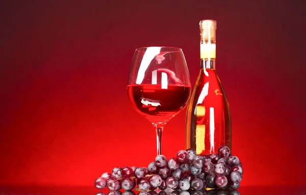 Garrafa de copos de vinho e uvas — Fotografia de Stock
