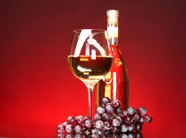 Garrafa de copos de vinho e uvas — Fotografia de Stock