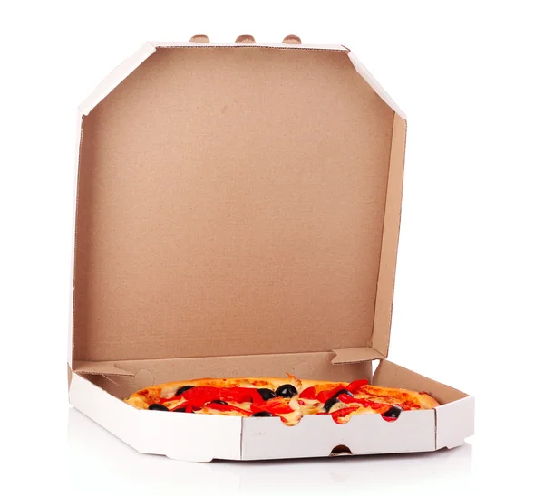 Пицца с оливками в коробке изолированы на белом — стоковое фото