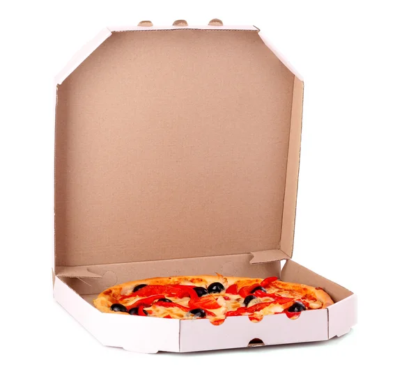 Pizza con aceitunas y tomates en caja aislada sobre blanco —  Fotos de Stock
