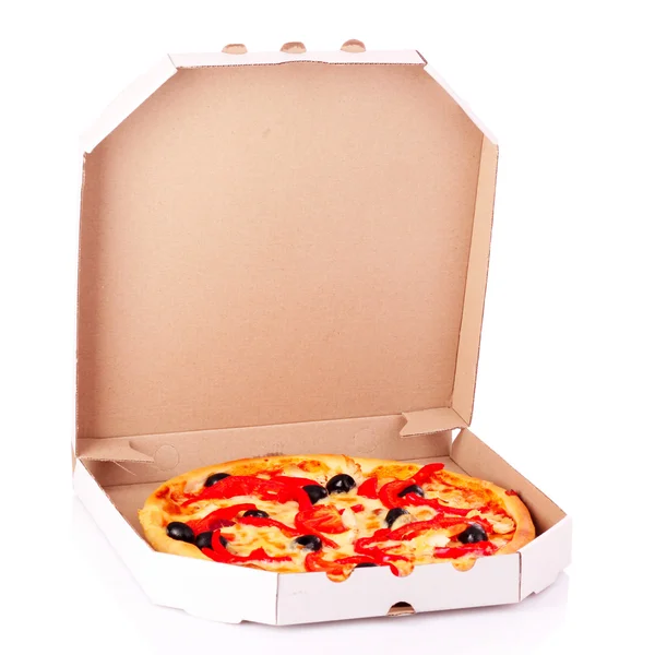用橄榄和孤立在白色框中的番茄披萨 — 图库照片