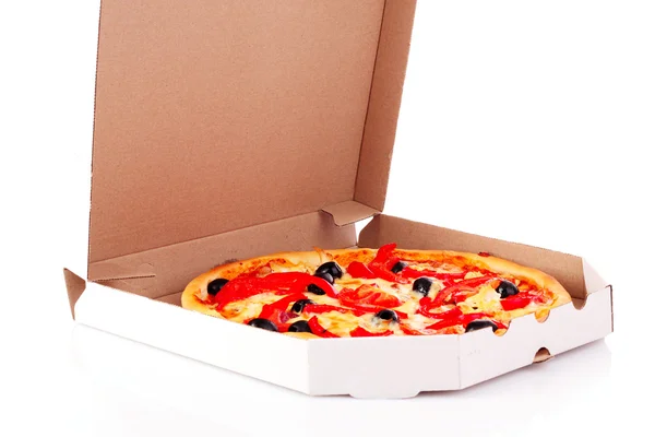 ボックスを白で隔離されるトマトとオリーブのピザ — ストック写真