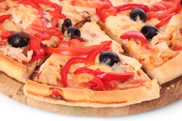 Pizza z oliwkami i pomidorami zbliżenie — Zdjęcie stockowe