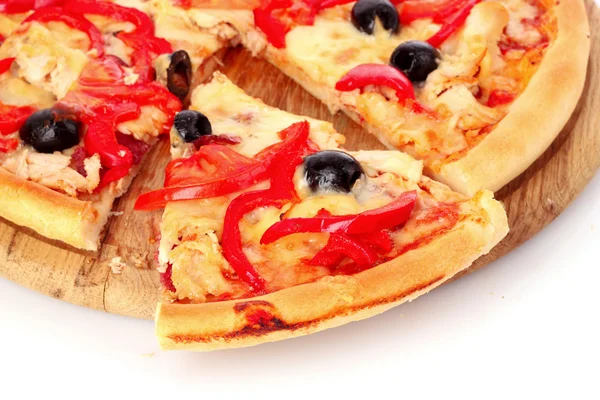 Pizza com azeitonas na placa isolada em branco — Fotografia de Stock