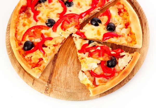 Pizza z oliwkami na płytkę na białym tle — Zdjęcie stockowe