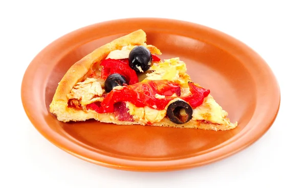 Pizza mit Oliven auf Teller isoliert auf weiß — Stockfoto