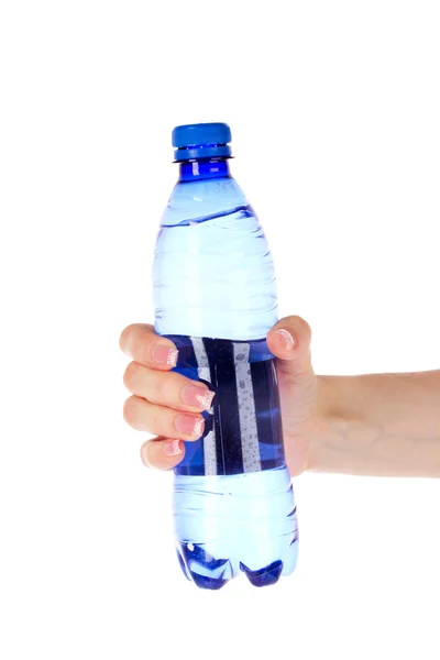 Menschliche Hand hält eine Flasche Wasser isoliert auf weiß — Stockfoto