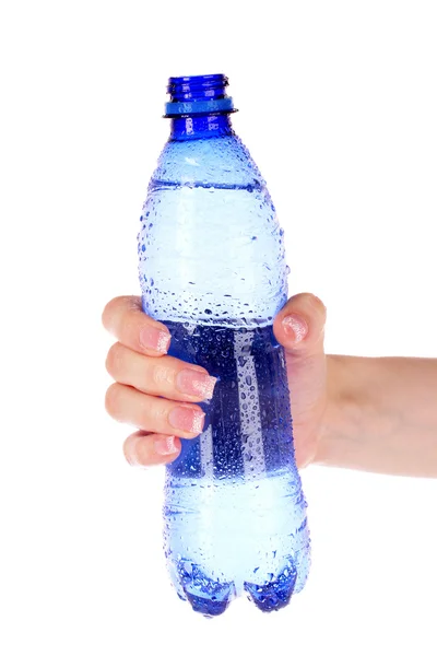 Bir şişe su üzerinde beyaz izole tutan eller — Stok fotoğraf