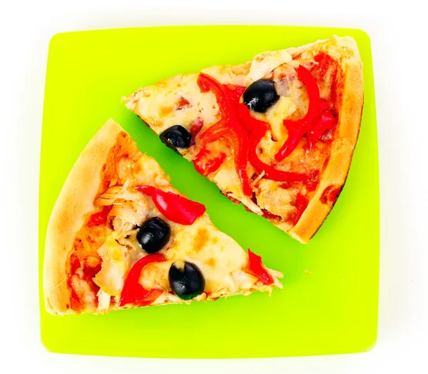 Pizza s olivami a rajčaty záběr na zeleném štítku — Stock fotografie