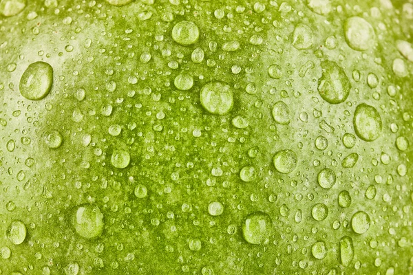 Wasser tropft auf die Apfeloberfläche. Makroaufnahme — Stockfoto
