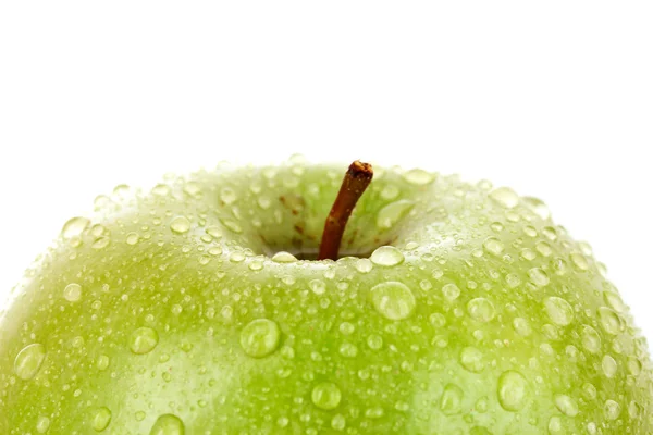 Зелене яблуко з краплями води ізольовано на білому — стокове фото