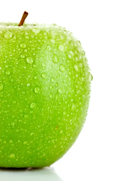 Groene appel met waterdruppels op wit wordt geïsoleerd — Stockfoto