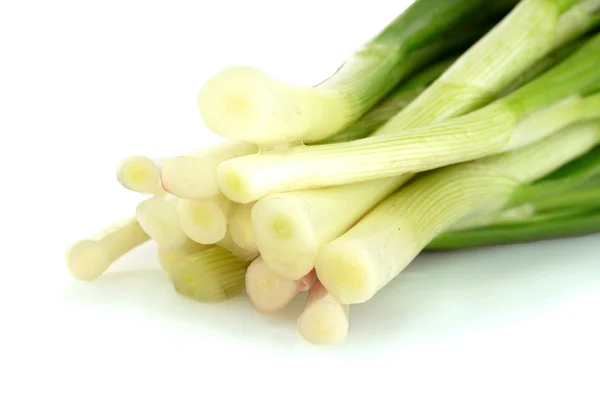 Yeşil soğan üzerinde beyaz izole — Stok fotoğraf