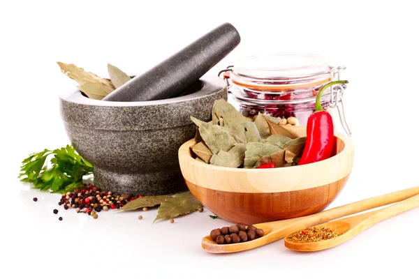 Mortar and pestle, parsley, bay leaf and pepper isolated on whit — Stock Photo, Image